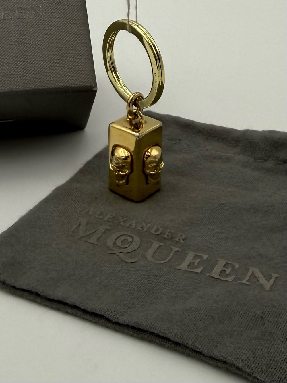 💀McQUEEN London • Unisex Gold Skull Key Ring Bag Charm - Picture 5 of 12